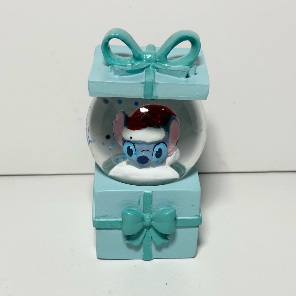 Disney Stitch Holiday Present Mini Snow Globe – New in Box – Hot Topic – 3”